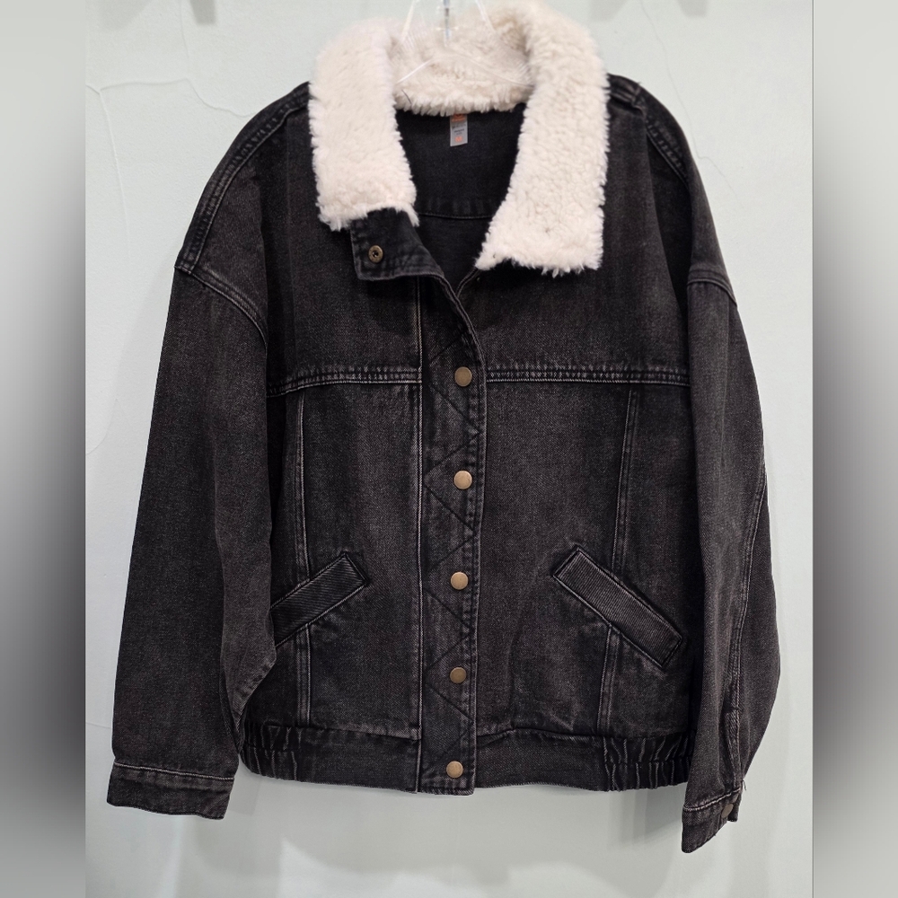 Women's Sherpa Collar Denim Jacket - Picture 6 of 9